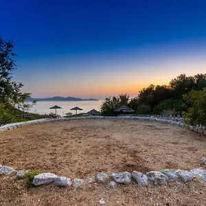 Holiday home Stone, Khalikeri